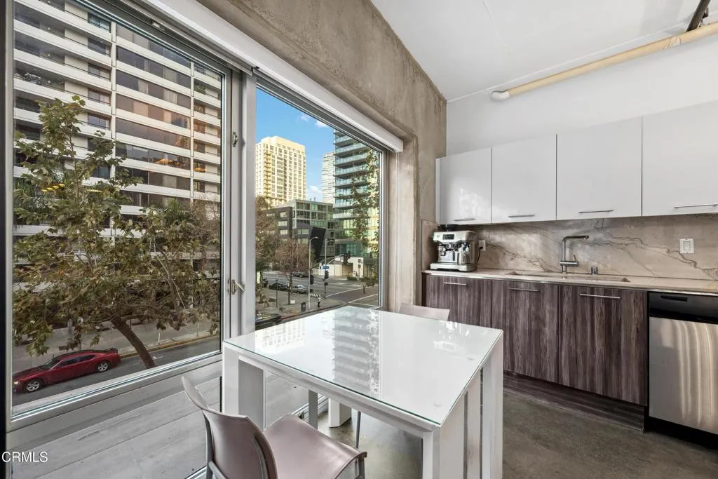 645 W 9th Street 200, Los Angeles, California 90015 home-pic-3